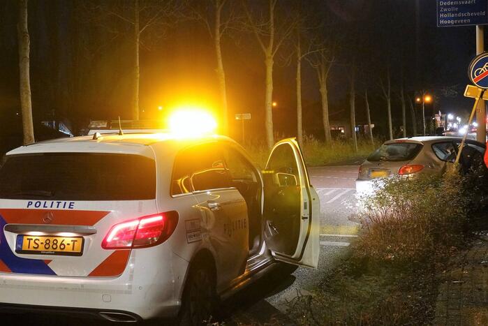 Automobilist trekt aan handrem en botst tegen verkeersbord