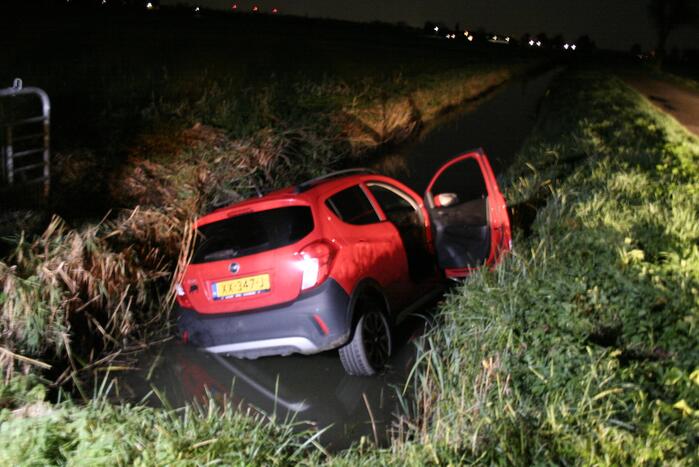 Personenauto belandt in sloot