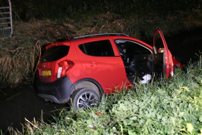 Personenauto belandt in sloot