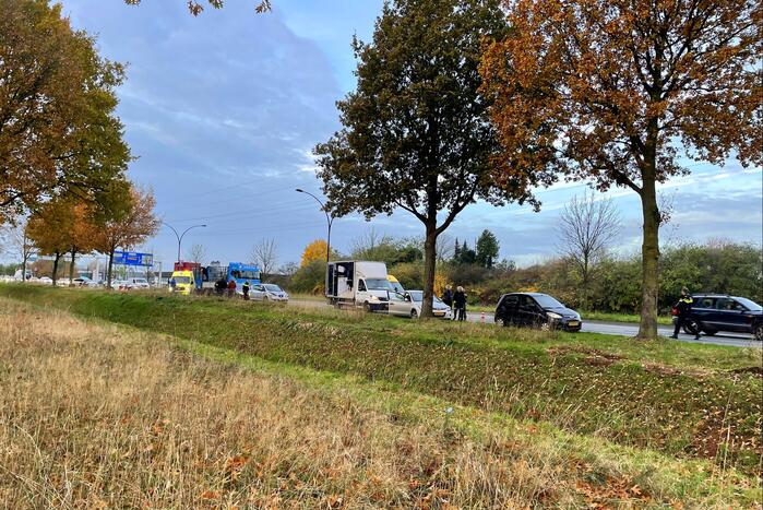 Meerdere voertuigen botsen achter op elkaar