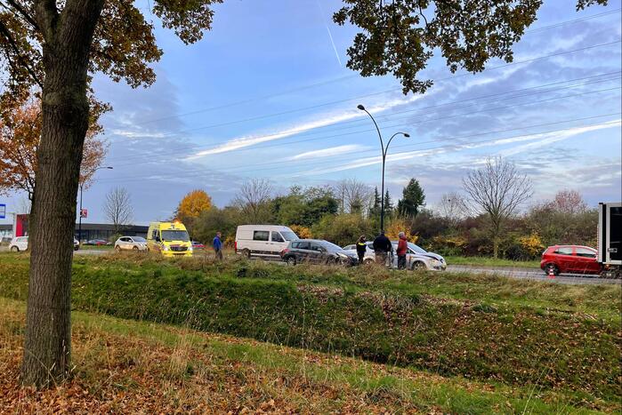 Meerdere voertuigen botsen achter op elkaar