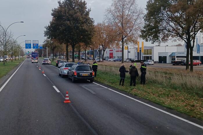 Meerdere voertuigen botsen achter op elkaar