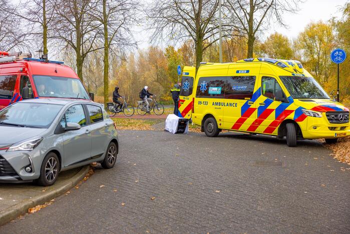 Fietsster gewond naar ziekenhuis na botsing op fietspad