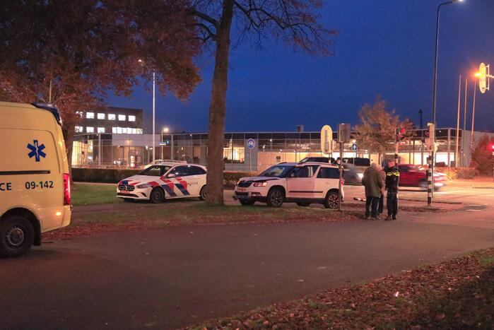 Automobilist rijdt paal omver en botst tegen boom