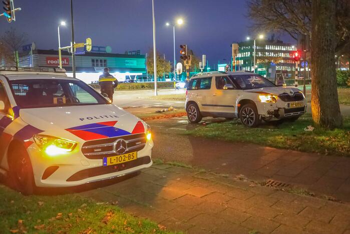 Automobilist rijdt paal omver en botst tegen boom