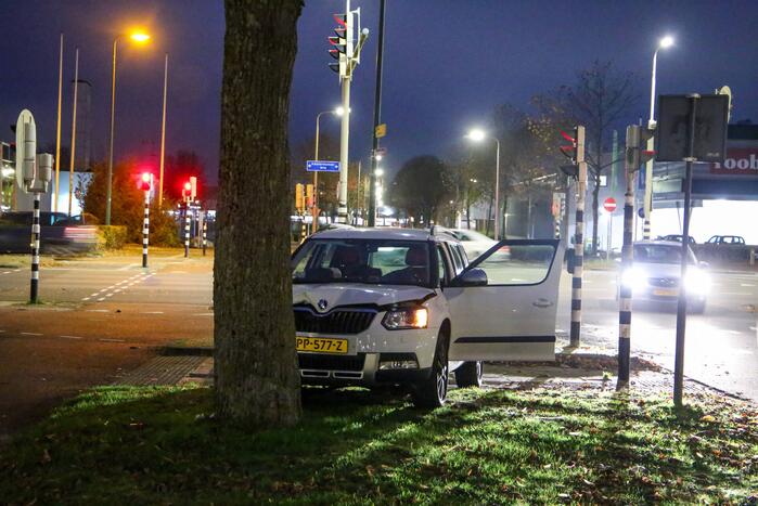Automobilist rijdt paal omver en botst tegen boom