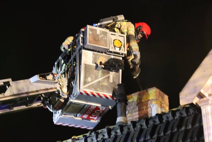 Brand in schoorsteen van woning