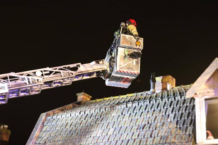 Brand in schoorsteen van woning