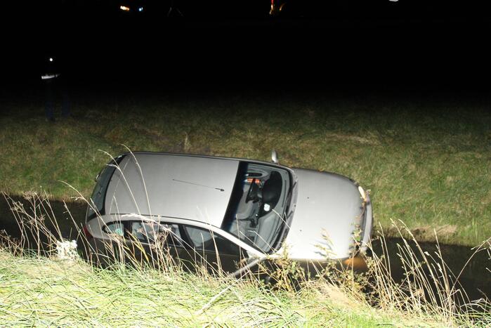 Auto belandt in sloot naast snelweg