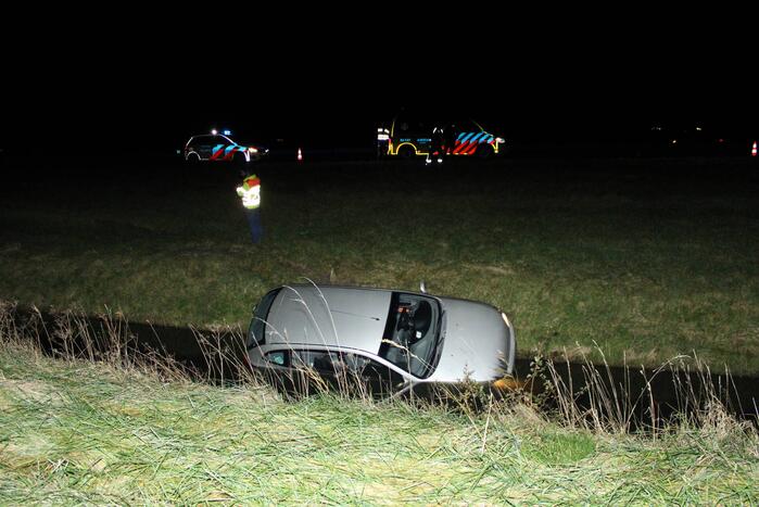 Auto belandt in sloot naast snelweg
