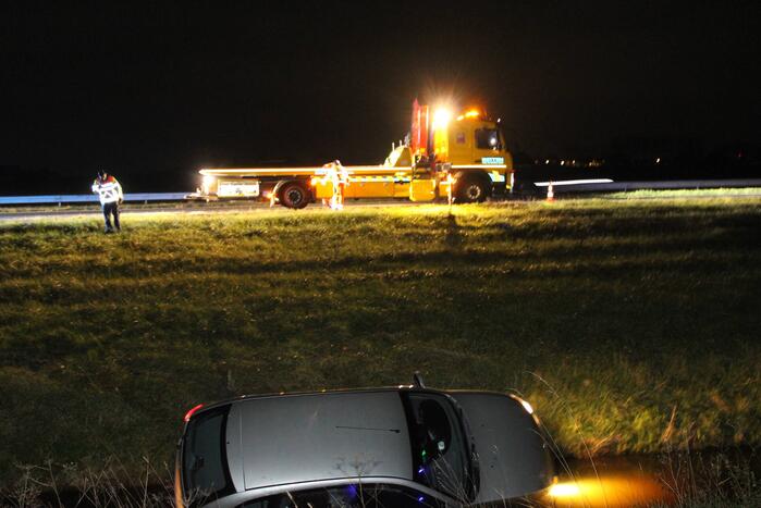 Auto belandt in sloot naast snelweg