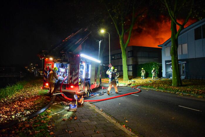 Uitslaande brand in bedrijfspanden