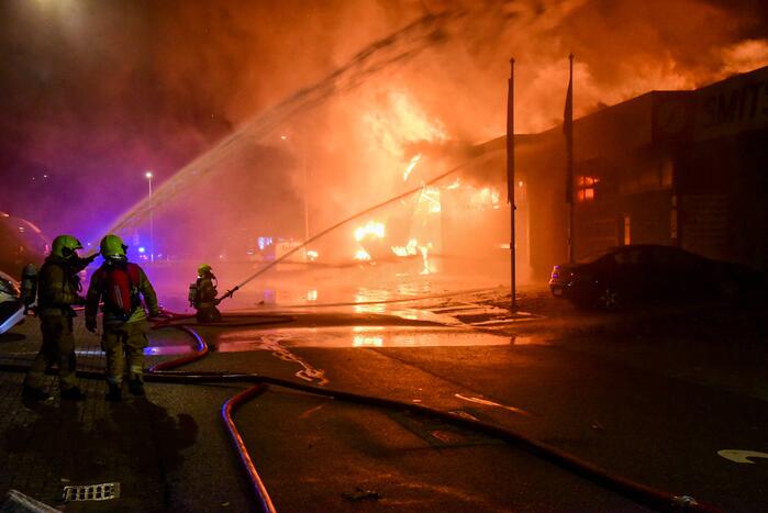 Uitslaande brand in bedrijfspanden