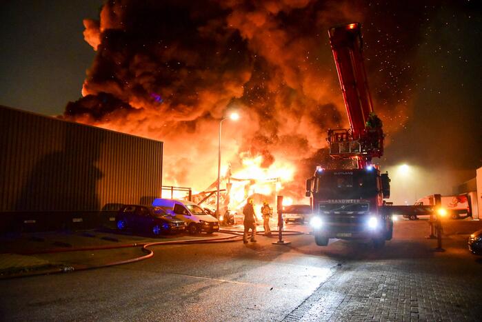Uitslaande brand in bedrijfspanden