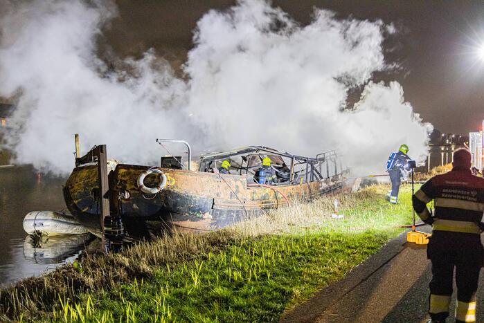 Woonboot verwoest door brand