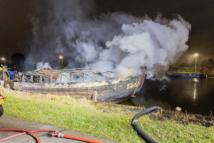 Woonboot verwoest door brand