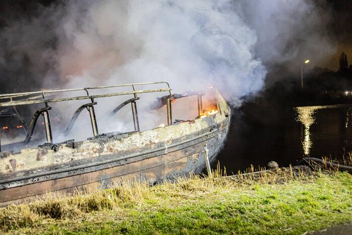 Woonboot verwoest door brand