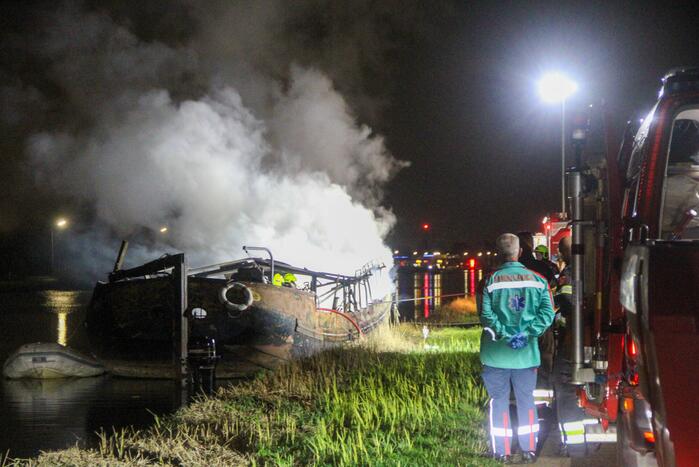 Woonboot verwoest door brand