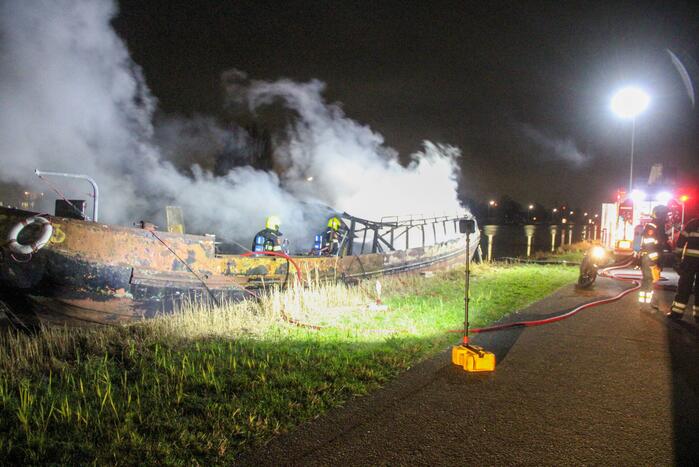 Woonboot verwoest door brand