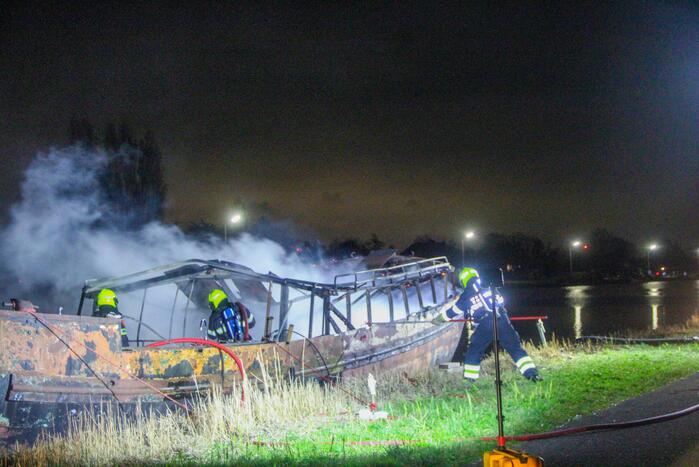 Woonboot verwoest door brand