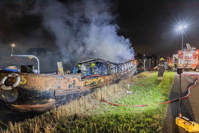 Woonboot verwoest door brand