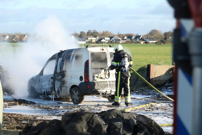 Bestelbus vliegt in brand