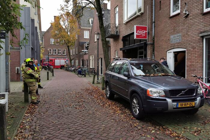 Persoon blust brand in woning