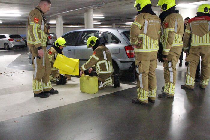 Benzine lekt uit benzinetank auto