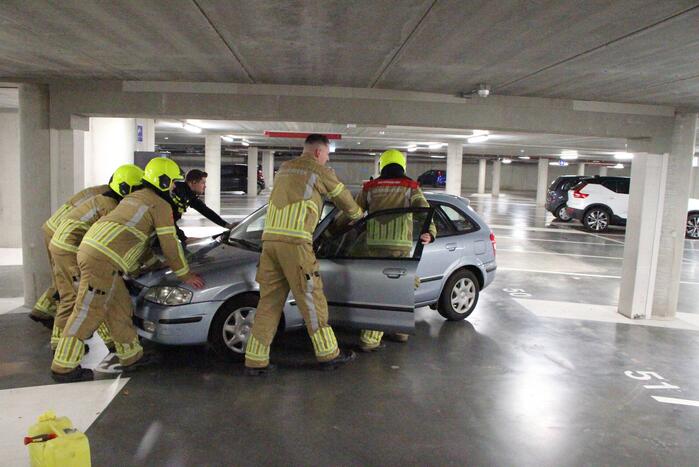 Benzine lekt uit benzinetank auto