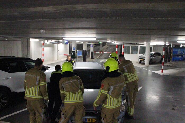 Benzine lekt uit benzinetank auto