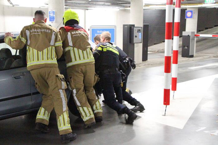 Benzine lekt uit benzinetank auto