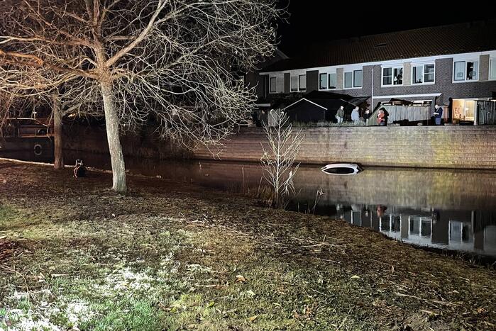 Auto raakt te water na vergeten handrem
