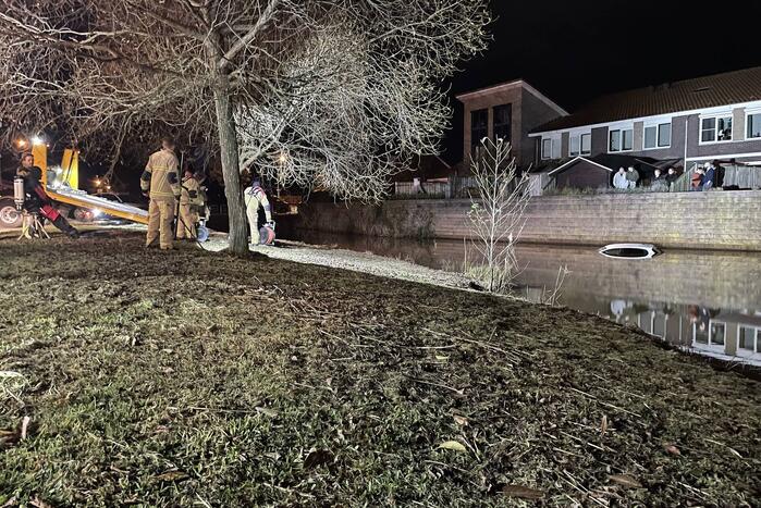 Auto raakt te water na vergeten handrem