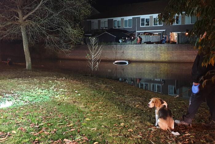 Auto raakt te water na vergeten handrem