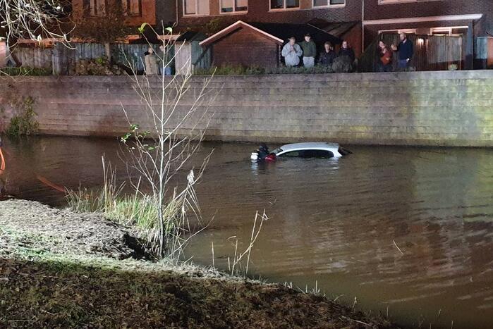 Auto raakt te water na vergeten handrem