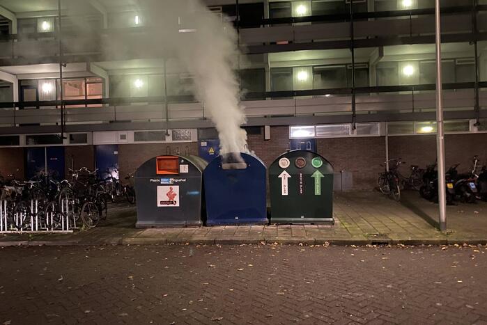 Brandweer blust brandende container