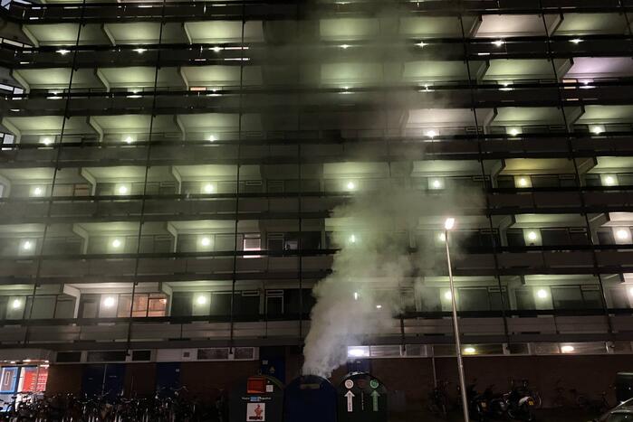 Brandweer blust brandende container