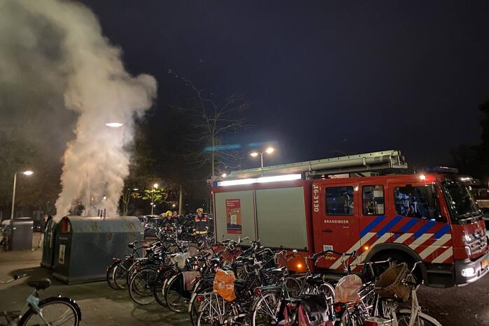 Brandweer blust brandende container