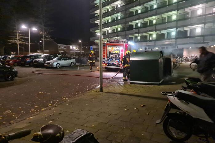 Brandweer blust brandende container