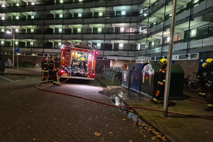 Brandweer blust brandende container