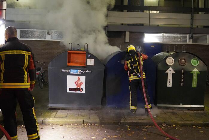 Brandweer blust brandende container