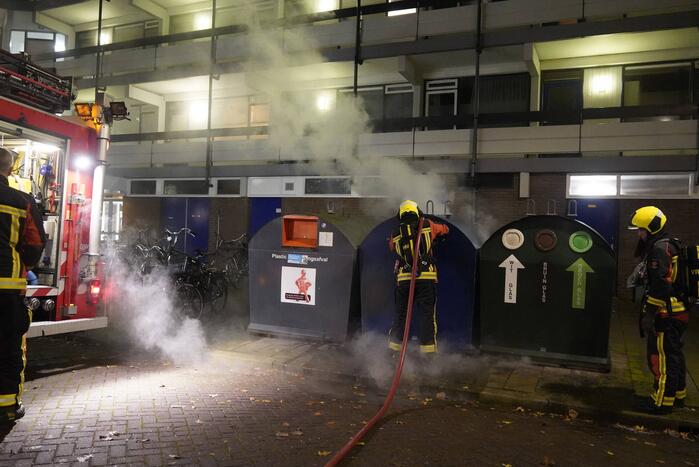 Brandweer blust brandende container
