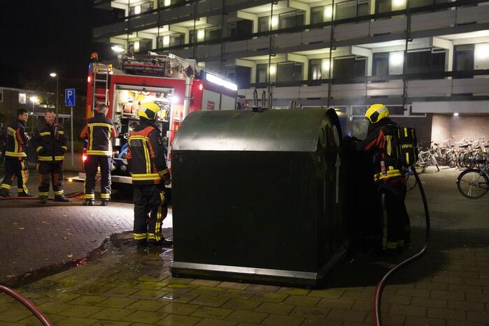 Brandweer blust brandende container