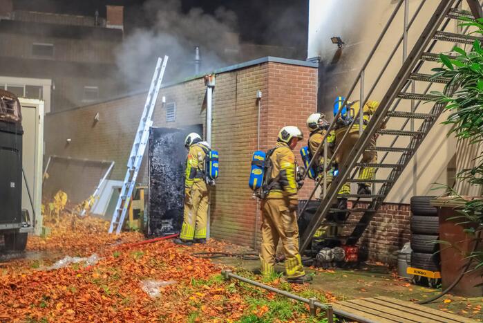 Uitslaande brand in winkelpand