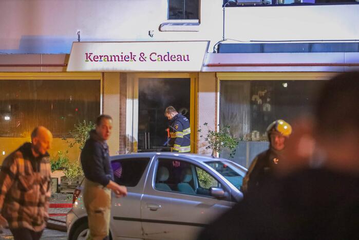 Uitslaande brand in winkelpand