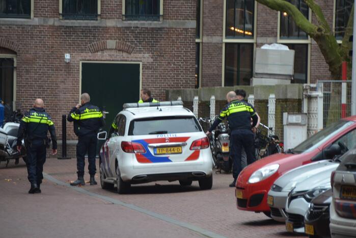 Straat afgezet na aanhouding van persoon