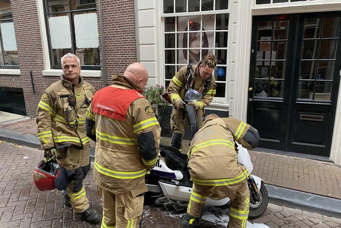 Deelscooter vliegt al rijdend in brand
