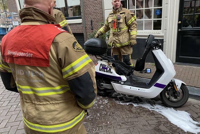 Deelscooter vliegt al rijdend in brand