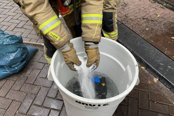 Deelscooter vliegt al rijdend in brand