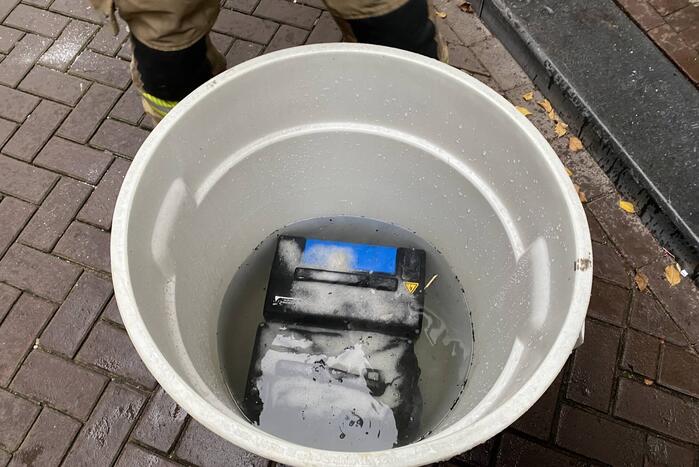 Deelscooter vliegt al rijdend in brand